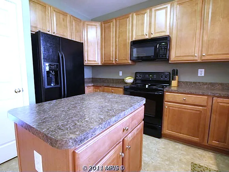 855 E Lombard St — Photo 6