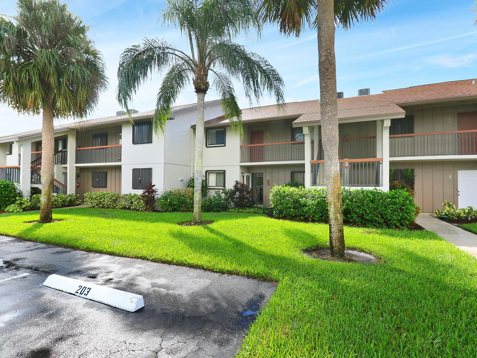 2 bed, 2.0 bath, 1072 sqft, $2,300 — Photo 1