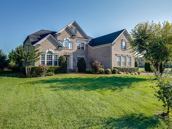 3rd image of 812 Breckston Ln