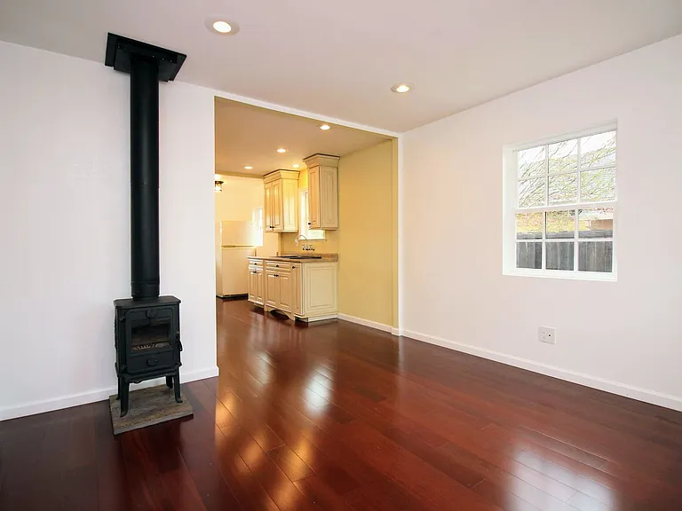 1151 Corby Ave — Photo 4