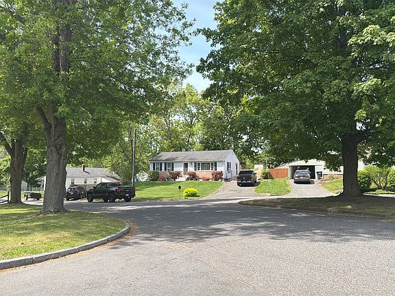 4th image of 16 Leatherleaf Cir