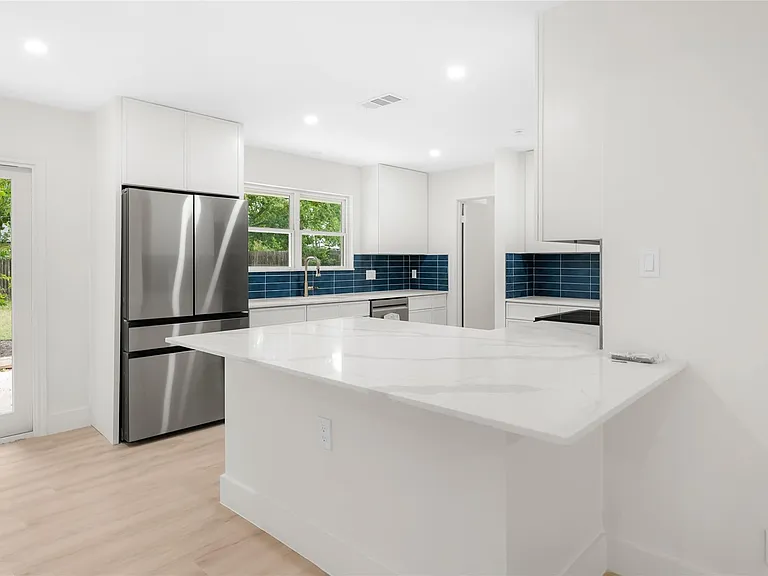 1403 Creekview Dr — Photo 5