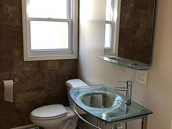 Bathroom with jet tub