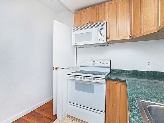 5th image of 113 W 78th St APT 3