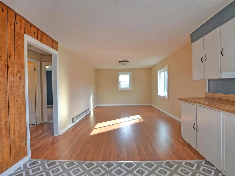 132 Robinson St — Photo 5
