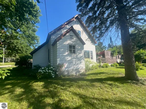 415 Sunnyside Dr, Cadillac, MI 49601