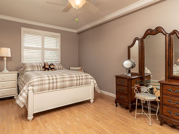 5th image of 23 Southward Ave