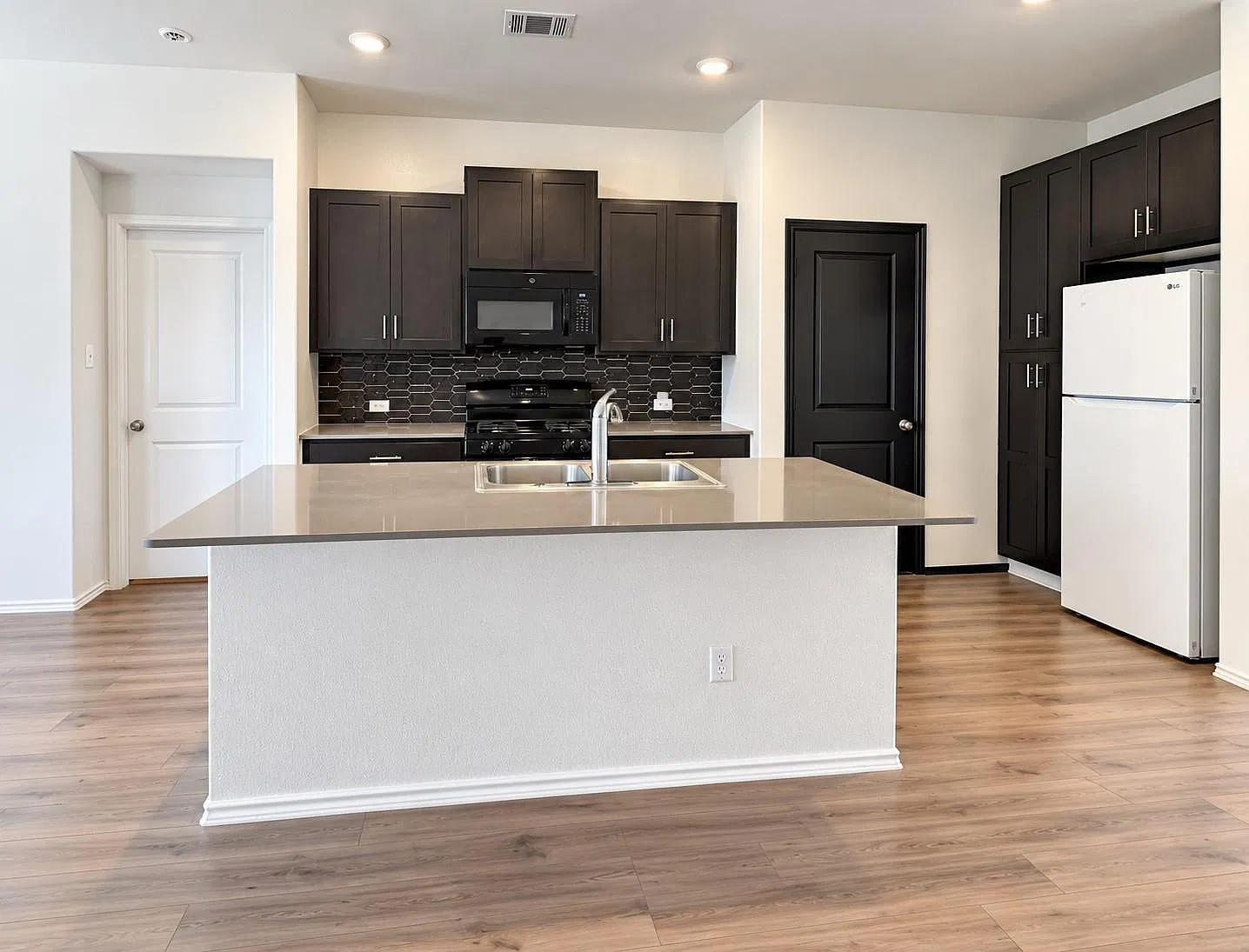 3 bed, 2.0 bath, 1451 sqft, $1,900 — Photo 1