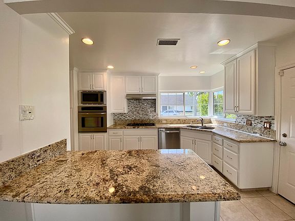 Kitchen with breakfast bar