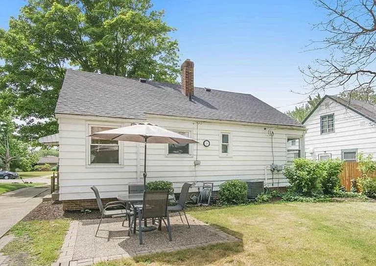 1519 Rockne Dr — Photo 2