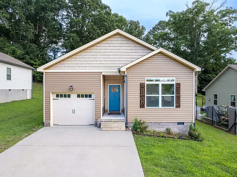 1610 Southern Heights Cir SE — Photo 1