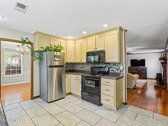 4th image of 8619 Chesterfield Dr
