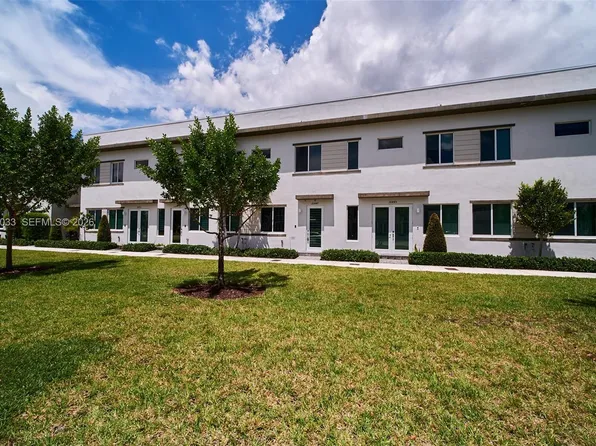 10447 NW 66th St, Doral, FL 33178