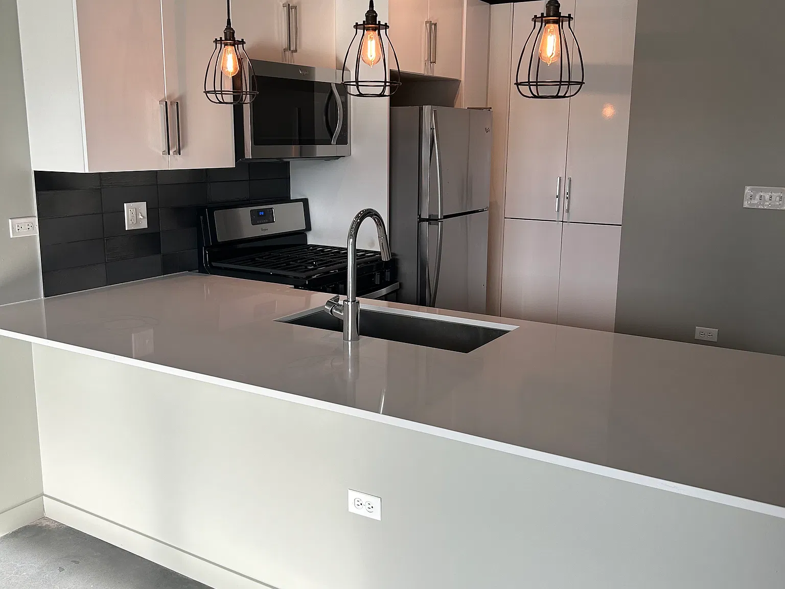 1 bed, 881 sqft, $2,920 — Photo 2