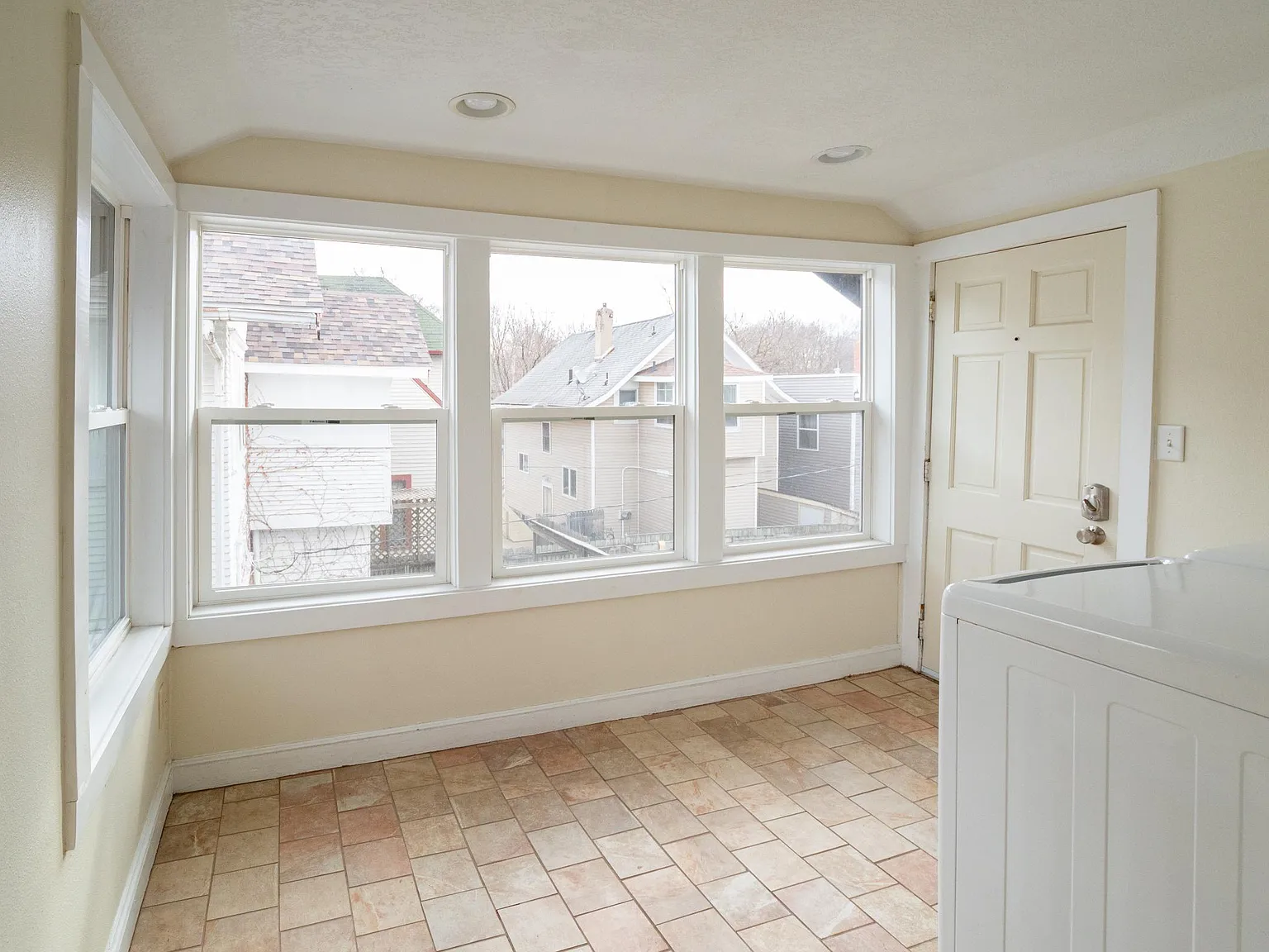 1 bed, 900 sqft, $1,050 — Photo 3