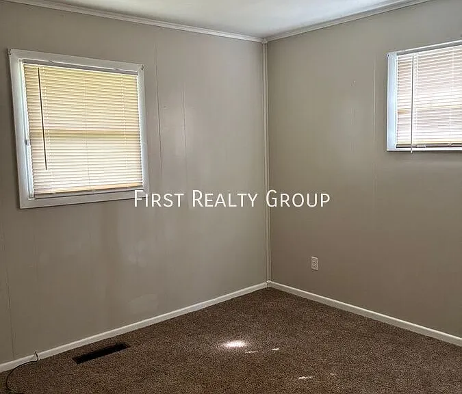 1498 Elaine St — Photo 9