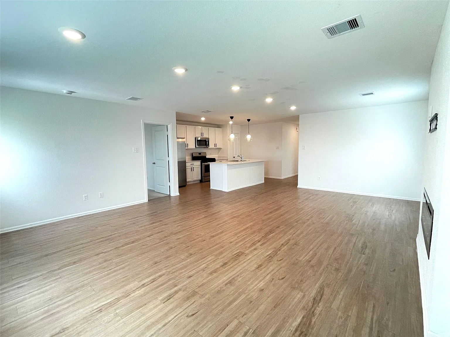 4 bed, 2.0 bath, 1831 sqft, $2,350 — Photo 4
