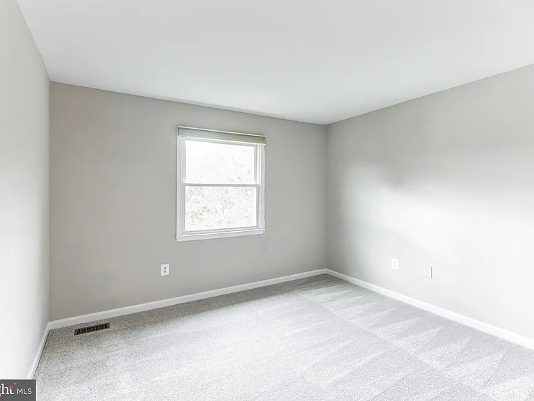 5335 Lake Cove Ct — Photo 19