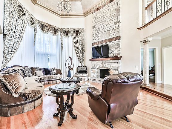 5th image of 300 Pinehurst Dr