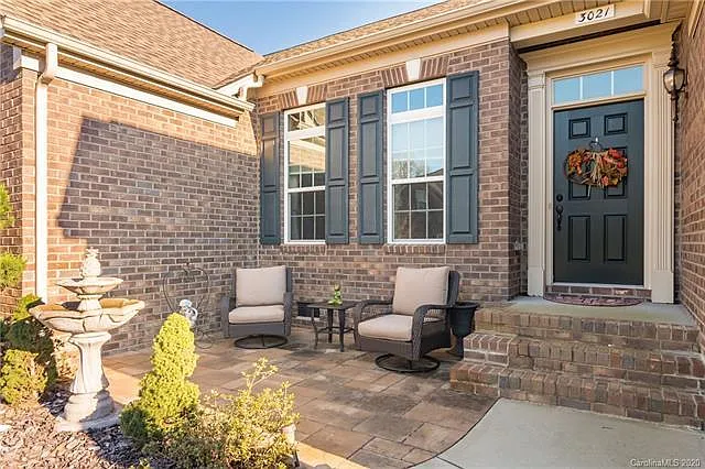 3 bed, 2112 sqft, $2,395 — Photo 2