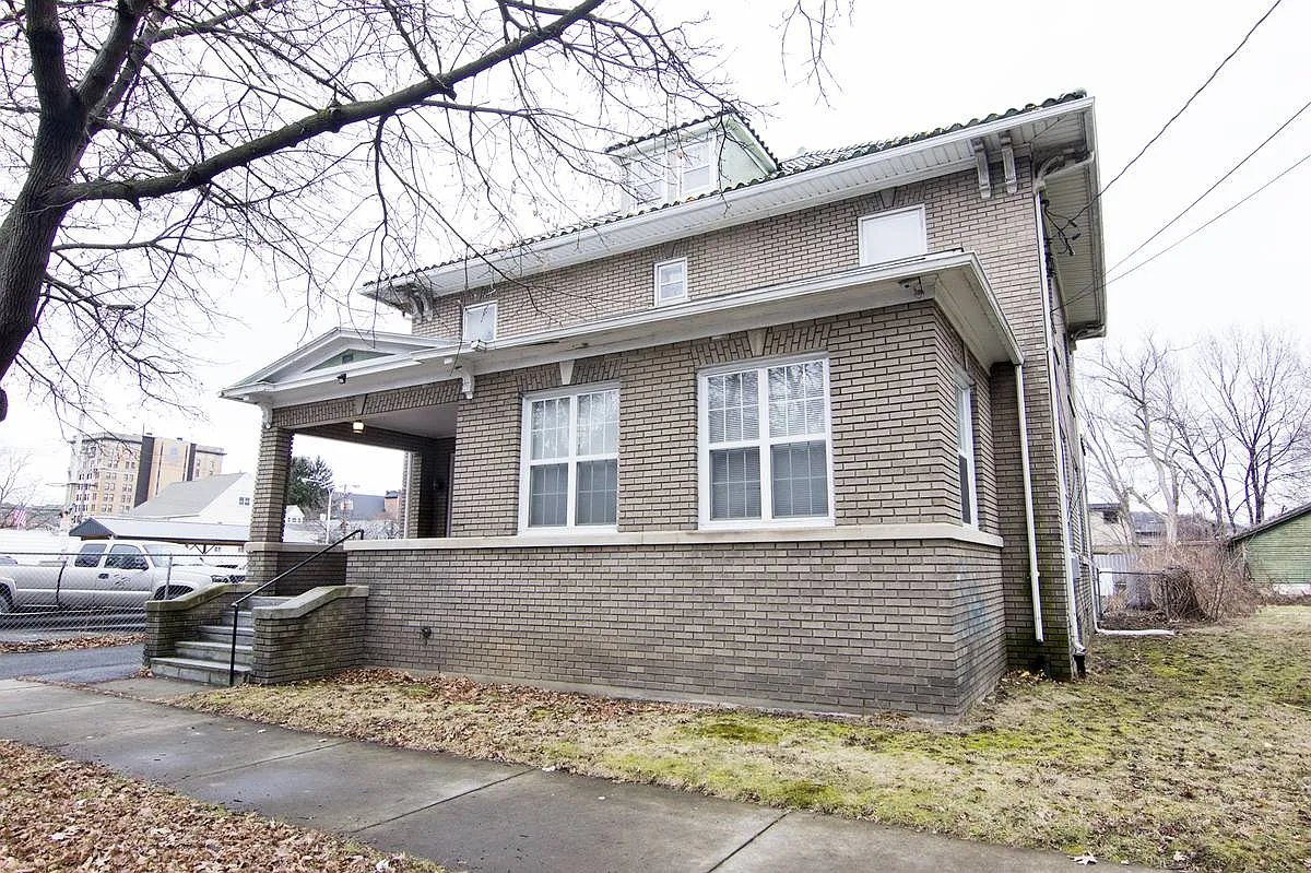 6 bed, 2111 sqft, $3,000 — Photo 4