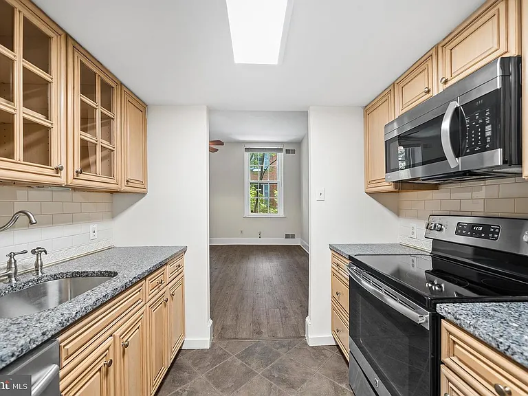 1023 Clinton St #205 — Photo 6