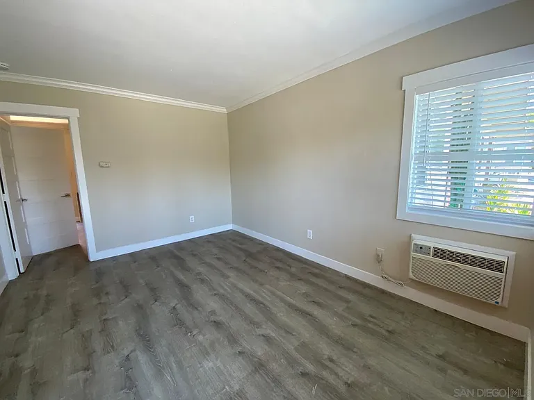 285 S Mollison Ave — Photo 6