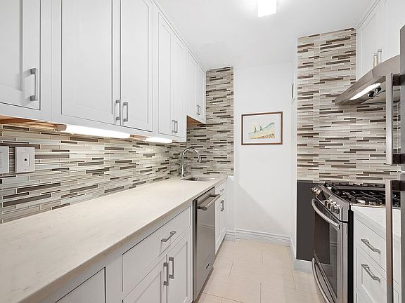 4th image of 300 E 59th St APT 703