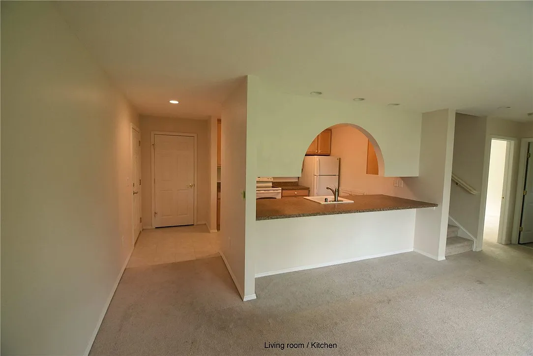 2 bed, 1.0 bath, 2526 sqft, $1,900 — Photo 3