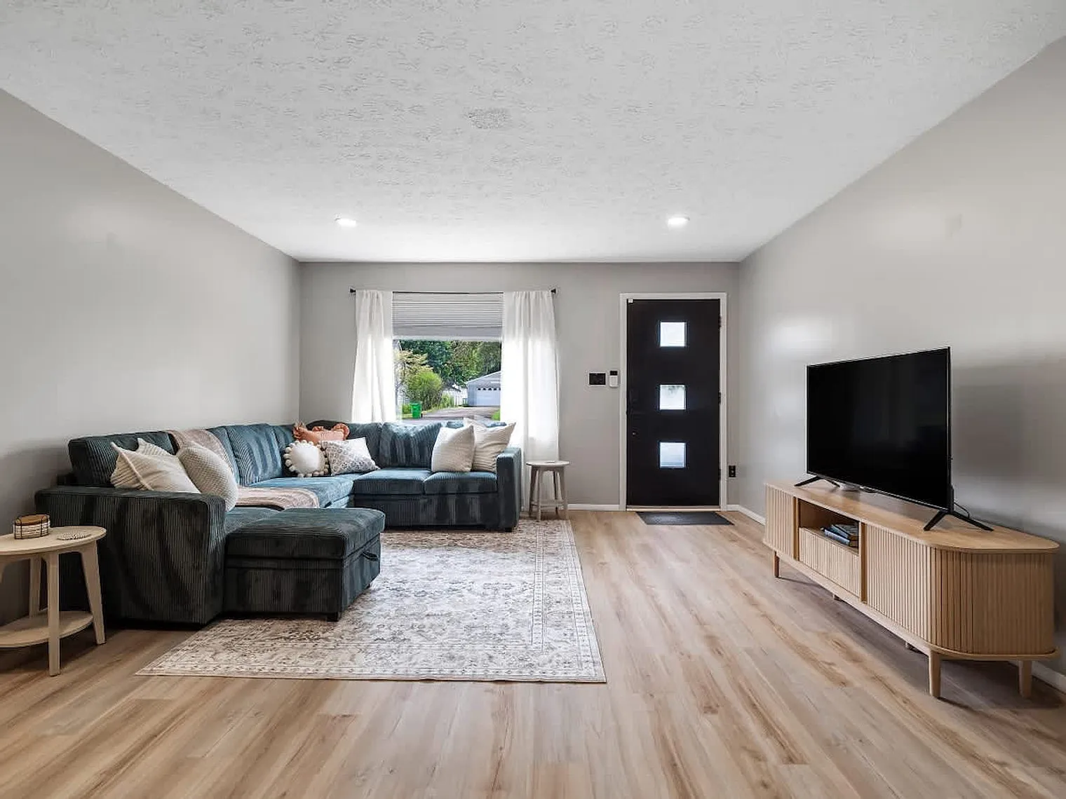 2 bed, 1.0 bath, 1108 sqft, $3,026 — Photo 2