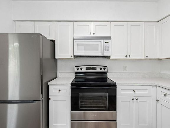 3rd image of 2832 MIRIAM STREET S