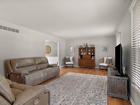 5th image of 304 Salem Ct