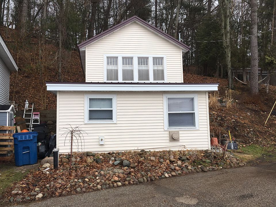 2nd image of 681 W Baldwin Lake Dr