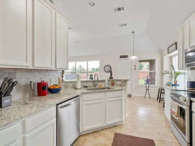 404 Dartmoor Dr — Photo 10