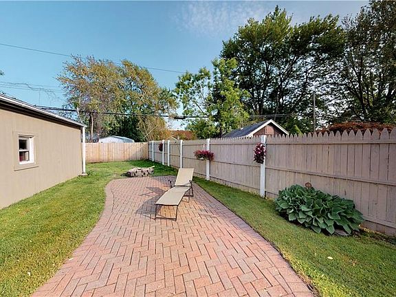 5th image of 133 Hillcrest Dr