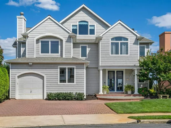35 Crescent Cove Circle, Seaford, NY 11783