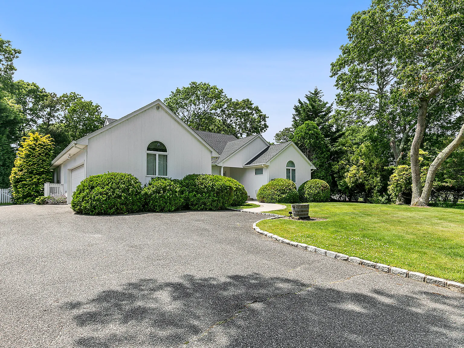 Westhampton Beach Contemporary With Pool - Exclusive Offering — Photo 3