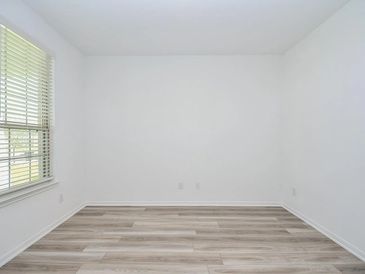 4 bed, 2.5 bath, 2566 sqft, $2,500 — Photo 4