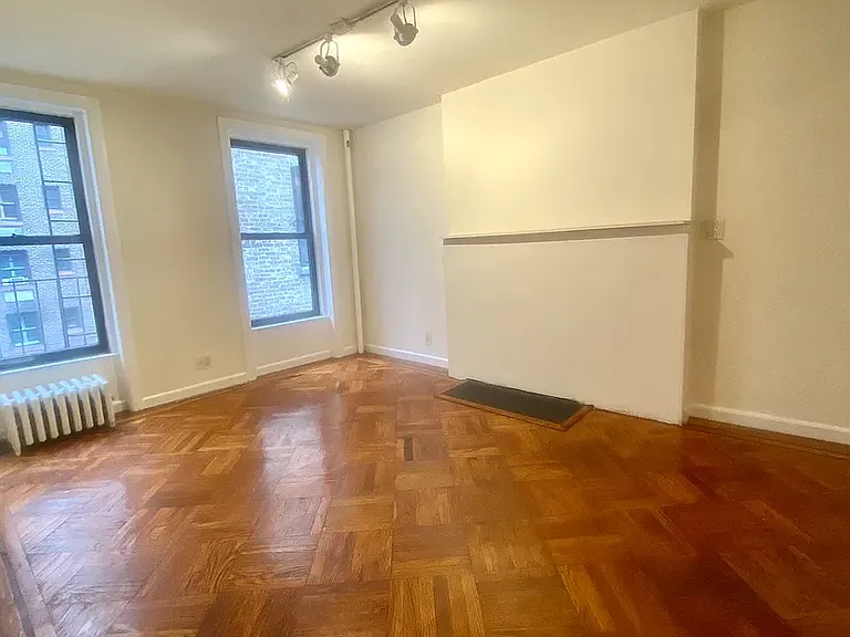 233 E 50th St #5 — Photo 1