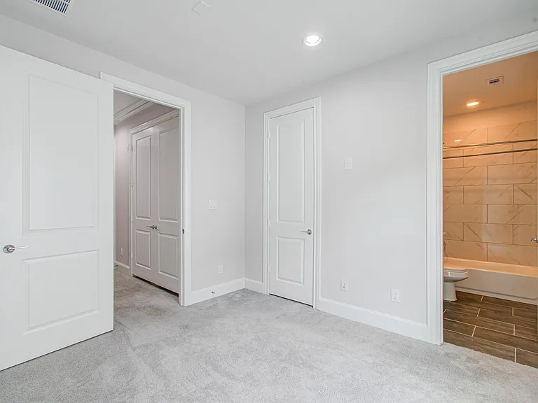 9532 London Bridge Sta — Photo 29