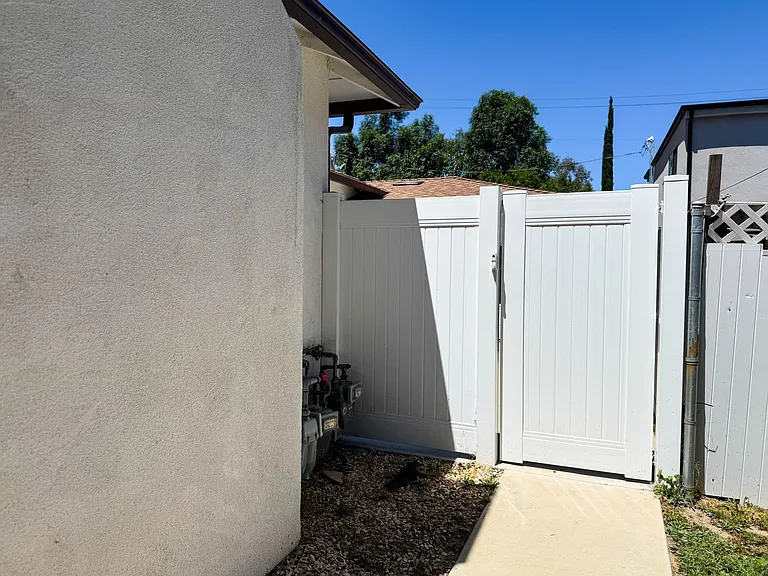 9027 Lindley Ave — Photo 15