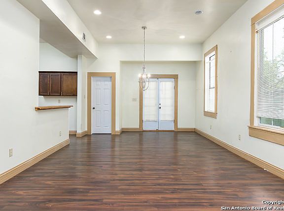 5th image of 213 Lotus St
