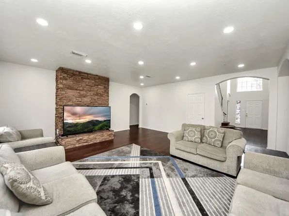 915 Hinsdale, Magnolia, TX 77354