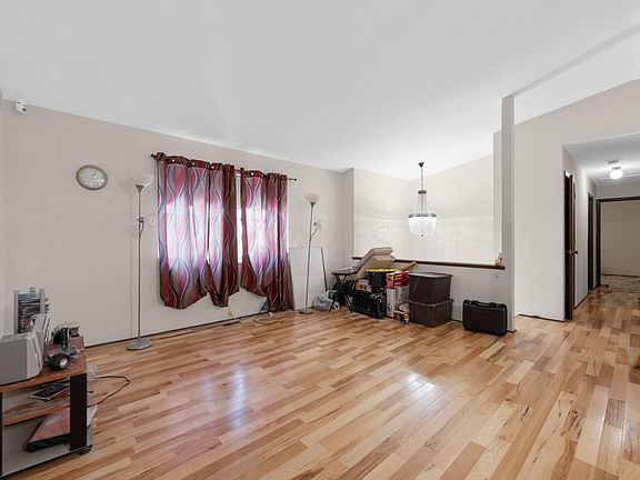 2nd image of 6319 Shaftsbury Ln