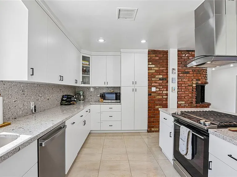 16729 Archwood St — Photo 13
