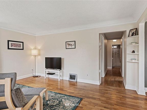 3rd image of 1009 Sidney Ave