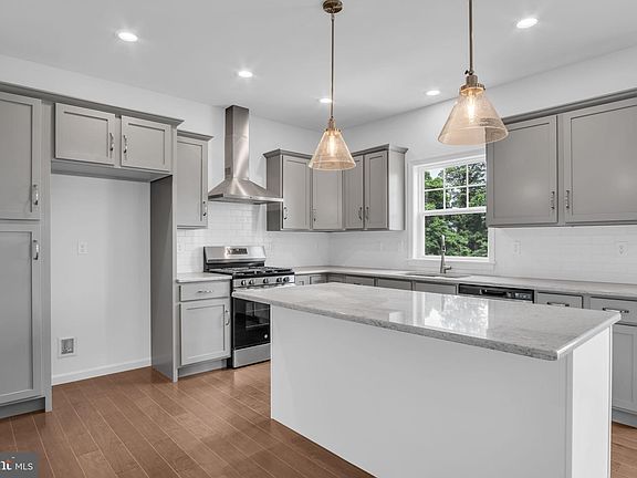3rd image of 111 Lightfoot Ln