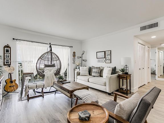 5th image of 4400 Hillcrest Dr APT 814B