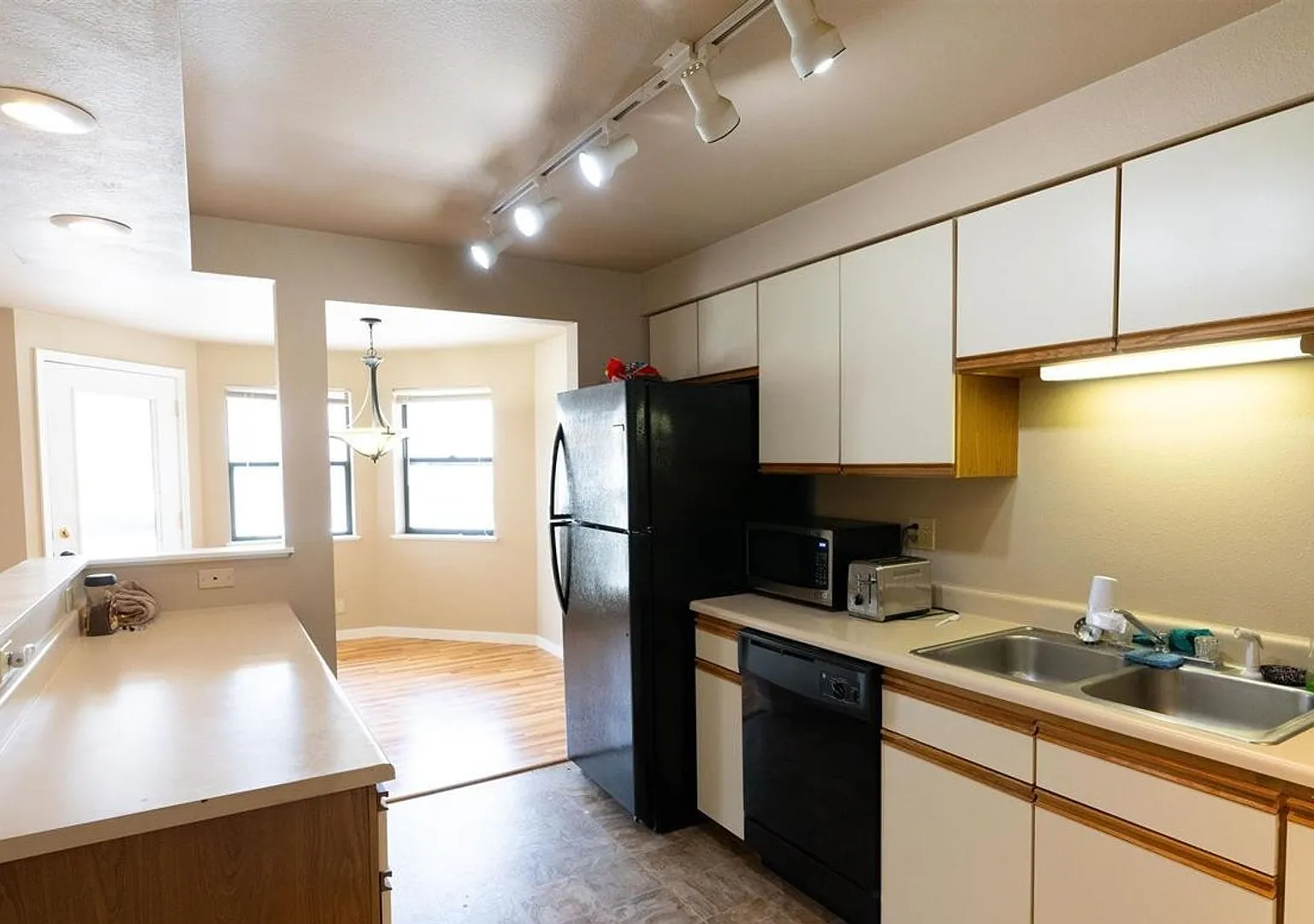 Wonderful apartment available with 2 primary bedrooms — Photo 2