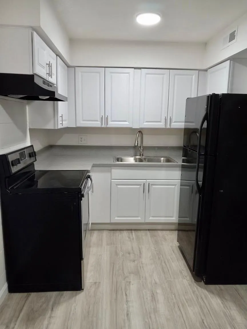 625 S Royal Crest Cir — Photo 1